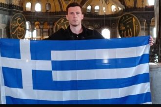 Άνοιξε την ελληνική σημαία μέσα στην Αγία Σοφία - «Θύελλα» αντιδράσεων στην Τουρκία