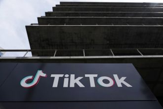 ΗΠΑ: Η Βουλή των Αντιπροσώπων ενέκρινε το κείμενο που απειλεί το TikTok με απαγόρευση