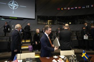 Και επίσημα η Σουηδία στο ΝΑΤΟ εν μέσω προειδοποιήσεων για «ενδεχόμενη επίθεση του Πούτιν εντός 5-8 ετών»