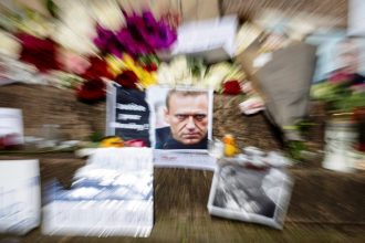 Οι γονείς του Ναβάλνι ευχαριστούν τον κόσμο που του αποτίει φόρο τιμής