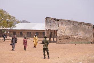 Νιγηρία: Ο στρατός αναζητά στη ζούγκλα τους 300 μαθητές που απήχθησαν από ενόπλους στην Πολιτεία Καντούνα