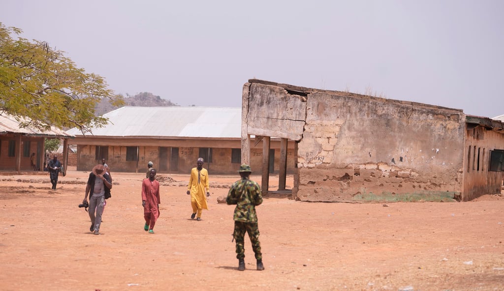Νιγηρία: Ο στρατός αναζητά στη ζούγκλα τους 300 μαθητές που απήχθησαν από ενόπλους στην Πολιτεία Καντούνα