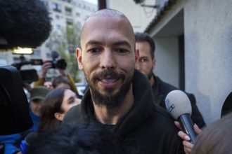 Το Βουκουρέστι έτοιμο να εκδώσει τον Βρετανό Άντριου Τέιτ, μετά τη δίκη του