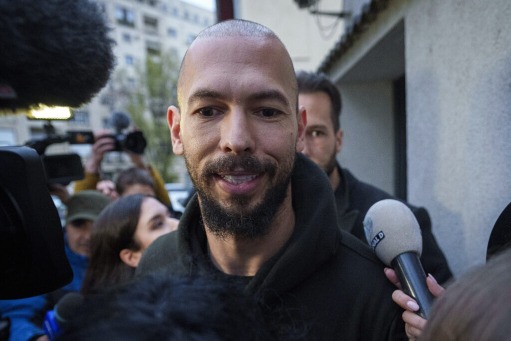 Το Βουκουρέστι έτοιμο να εκδώσει τον Βρετανό Άντριου Τέιτ, μετά τη δίκη του