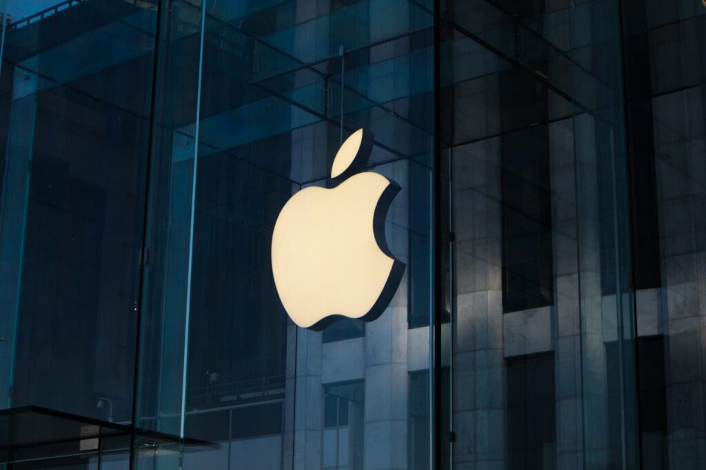 Mήνυση κατά του κολοσσού της Apple από το υπ. Δικαιοσύνης των ΗΠΑ - «Βουτιά» για τη μετοχή της