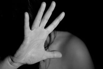 Σοκ: Έλουσε τη σύζυγό του με χλωρίνη και την χτύπησε με σίδερο