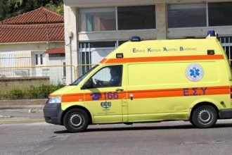 Εργατικό ατύχημα στην Κόρινθο: Έσπασε κολόνα και ο εναερίτης που ήταν πάνω της, κατέληξε σε σταθμευμένο ΙΧ