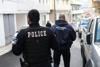 «Είχα οικονομικά προβλήματα» λέει ο αστυνομικός που κατηγορείται για μαστροπεία - Οι ταρίφες και οι παρακολουθήσεις των ασυρμάτων που οδήγησαν στη σύλληψη του