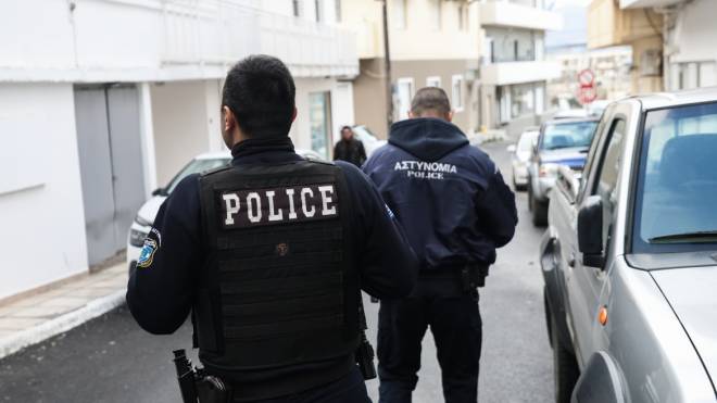 «Είχα οικονομικά προβλήματα» λέει ο αστυνομικός που κατηγορείται για μαστροπεία - Οι ταρίφες και οι παρακολουθήσεις των ασυρμάτων που οδήγησαν στη σύλληψη του