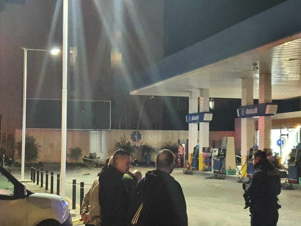 Ισχυρή έκρηξη βόμβας σε χώρο στάθμευσης – Μεγάλες ζημιές