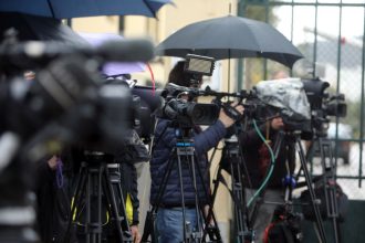 Δημοφιλείς ηθοποιοί καταθέτουν για τον πρώην σκηνοθέτη του «Σασμού» – Ξεκίνησε σήμερα η δίκη του για βιασμό