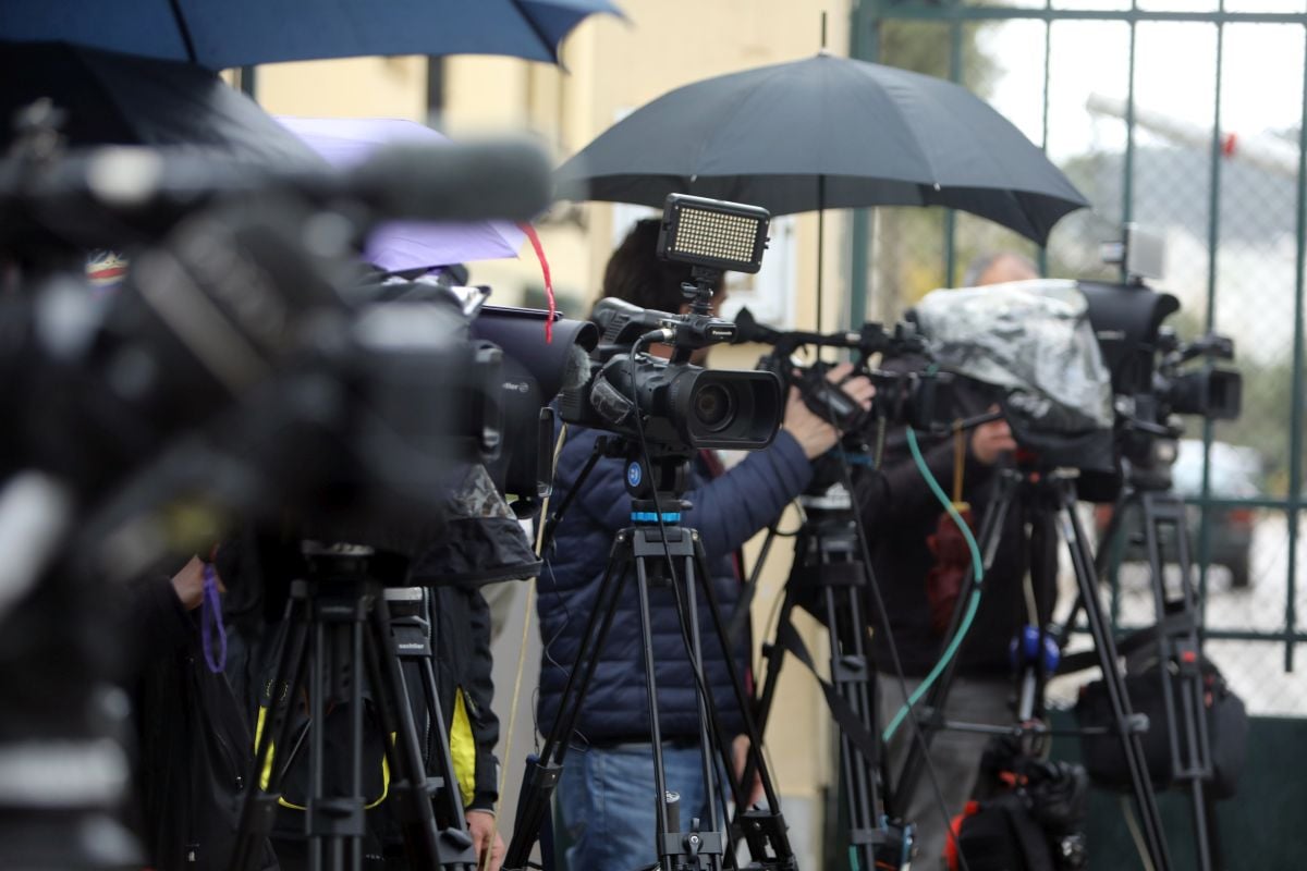 Δημοφιλείς ηθοποιοί καταθέτουν για τον πρώην σκηνοθέτη του «Σασμού» – Ξεκίνησε σήμερα η δίκη του για βιασμό