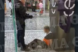 Επίθεση με μαχαίρι στην Ερμού: Για απόπειρα ανθρωποκτονίας με δόλο κατηγορείται ο Ιρακινός - Απολογείται την Τρίτη