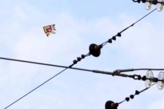 Σε νοσοκομείο γυναίκα που χτυπήθηκε από ρεύμα όταν ο χαρταετός της κατέληξε σε καλώδια της ΔΕΗ