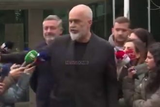 Σάλος στην Αλβανία: Ο Έντι Ράμα έσπρωξε δημοσιογράφο μπροστά στις κάμερες, γιατί δεν του άρεσε η ερώτηση