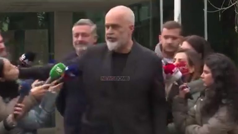 Σάλος στην Αλβανία: Ο Έντι Ράμα έσπρωξε δημοσιογράφο μπροστά στις κάμερες, γιατί δεν του άρεσε η ερώτηση