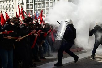 16 τραυματίες από τα επεισόδια στο πανεκπαιδευτικό συλλαλητήριο, ανάμεσά τους και αστυνομικοί - Τρεις συλλήψεις, διατάχθηκε ΕΔΕ