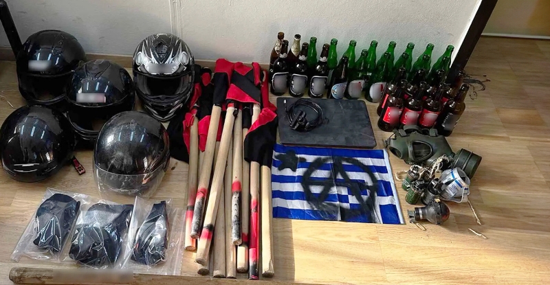 Ρόπαλα, καμένη σημαία και μπουκάλια για μολότοφ βρέθηκαν από την έφοδο της ΕΛ.ΑΣ στην Πανεπιστημιούπολη (ΦΩΤΟ - ΒΙΝΤΕΟ)