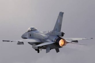 Μιάμιση ώρα πάλευε στην ανοιχτή θάλασσα ο πιλότος του F-16 μετά την πτώση