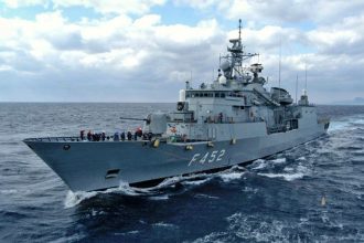 Στο λιμάνι του Τζιμπουτί για ανεφοδιασμό η φρεγάτα «Ύδρα»