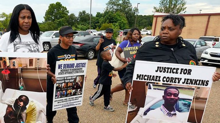 ΗΠΑ: Πρώην αστυνομικοί καταδικάστηκαν σε κάθειρξη για τον βασανισμό δυο Αφροαμερικανών