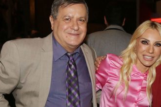 Γιάννης Καπετάνιος για Έλενα Τσαβαλιά: «Κατουριόταν από τα γέλια πάντα, το έχει πάθει και επί σκηνής αυτό»