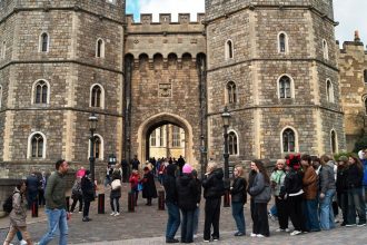 Πλήθος κόσμου έξω από το Ουίνδσορ για την Κέιτ Μίντλετον - Αφήνουν λουλούδια και γράμματα συμπαράστασης (ΦΩΤΟ - ΒΙΝΤΕΟ)