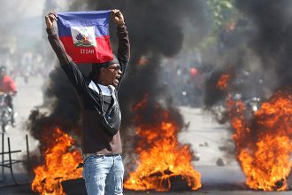 «Κρατήστε τα παιδιά στο σπίτι»: Επιδεινώνεται η βία στην Αϊτή