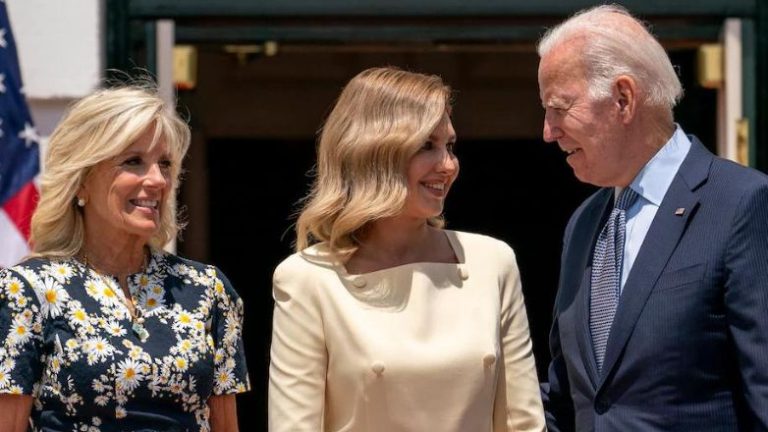 Η Ολένα Ζελέσνκα, πρώτη κυρία της Ουκρανίας, απέρριψε πρόσκληση του Λευκού Οίκου, αρνούμενη να κάτσει πλάι στην χήρα του Ναβάλνι