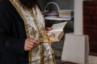 Ιερέας ξάφριζε πιστούς για να γίνει «μητροπολίτης» – Πάνω από 1,3 εκατ. ευρώ η λεία