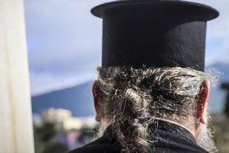 Νταής ιερέας ξυλοκόπησε την παπαδιά και αστυνομικούς