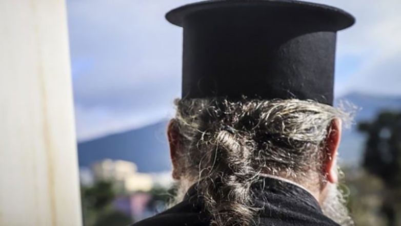 Νταής ιερέας ξυλοκόπησε την παπαδιά και αστυνομικούς