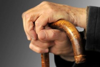 «Μέθοδος της αγκαλιάς»: Πώς έκλεψαν ηλικιωμένο έξω από σχολείο