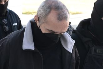 Ένοχος ο Ηλίας Μίχος για τον βιασμό της 12χρονης στον Κολωνό – Αθώα η μητέρα για πορνογραφία και μαστροπεία