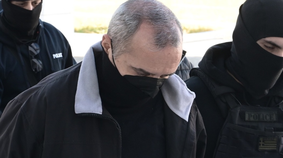 Ένοχος ο Ηλίας Μίχος για τον βιασμό της 12χρονης στον Κολωνό – Αθώα η μητέρα για πορνογραφία και μαστροπεία