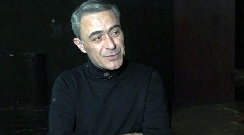 Θανάσης Κουρλαμπάς: «Είχε παθιαστεί τόσο πολύ που ήθελε να μου πετάξει το μπουκάλι με το νερό»