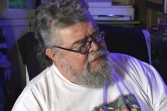 Σταμάτης Κραουνάκης: «Λατρεύω τον Γιώργο Νταλάρα και τον σκασμό όλες»