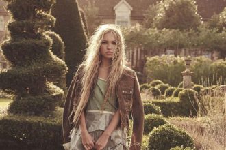 Λίλα Μος: Η 21χρονη κόρη της Κέιτ Μος εντυπωσιάζει στη νέα της φωτογράφιση