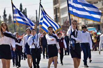 25η Μαρτίου: Μαθητική παρέλαση στην Αθήνα – Μεγάλη η συμμετοχή από σχολεία της Αττικής