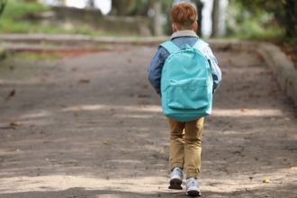 Αδιανόητο περιστατικό: Δασκάλα έδεσε 8χρονο μαθητή με χαρτοταινία στην καρέκλα επειδή δεν ήταν φρόνιμος