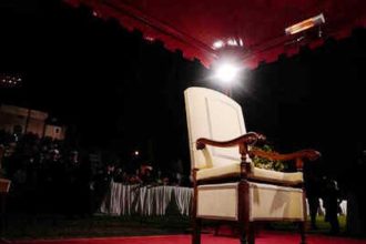 Η άδεια καρέκλα του Πάπα Φραγκίσκου την Μεγάλη Παρασκευή στο Κολοσσαίο - Ανησυχία για την υγεία του