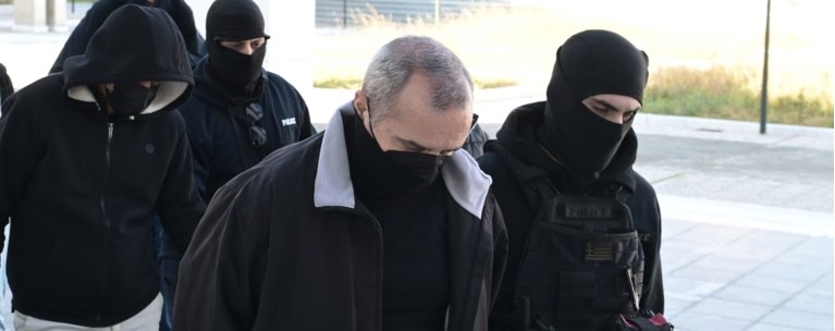 Κολωνός: «Σου βιάζεται η αδελφούλα σου και το τέρας υποστηρίζει πως ήταν ερωτευμένος»