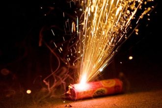 Ανήλικος ακρωτηριάστηκε από βεγγαλικά, συνελήφθησαν οι γονείς του