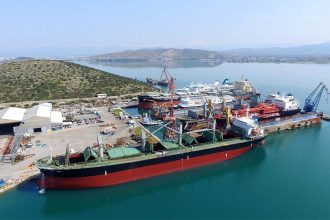 Τραγωδία στα Ναυπηγεία Χαλκίδας: Άνδρας καταπλακώθηκε από μπουκαπόρτα καραβιού