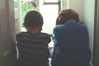 Βρετανία: Σε επίπεδα ρεκόρ ο αριθμός των παιδιών που ζουν σε κατάσταση φτώχειας