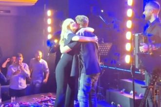 Η Πέγκυ Ζήνα υποδέχτηκε τον Γιάννη Πλούταρχο στη σκηνή - Έχουμε αδερφική φιλία, έγραψε στο Instagram