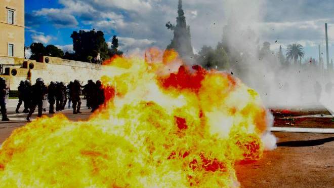 Πεδίο μάχης η Αθήνα: Επεισόδια με χημικά και μολότοφ στο πανεκπαιδευτικό συλλαλητήριο - ΦΩΤΟ (ΝΕΟΤΕΡΑ)