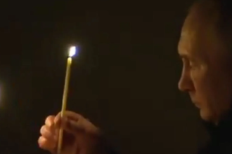 Μακελειό στη Μόσχα: Κερί στη μνήμη των δεκάδων θυμάτων άναψε ο Πούτιν