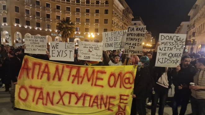 Θεσσαλονίκη: Κουκουλοφόροι προπηλάκισαν τον Κασσελάκη και έκαναν επεισόδια στη συγκέντρωση για την επίθεση στους τρανς - Τραυμάτισαν αστυνομικό