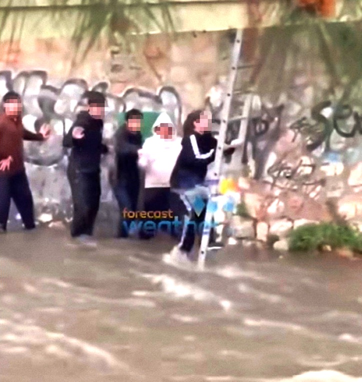 Ανήλικοι εγκλωβίστηκαν στην κοίτη του Ιλισσού ύστερα από ξαφνική μπόρα - Επιχείρηση της Πυροσβεστικής (ΒΙΝΤΕΟ)